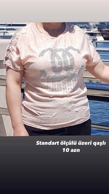 Cinslər: Açıq çəhrayı rəngli, qısa qollu qadın köynəyi. Köynəyin ön hissəsində