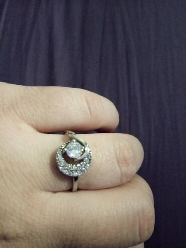 Prstenje: Nov srebrni prsten sa cirkonima,velicina 19mm