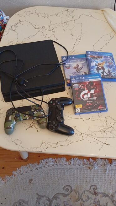playstation 4 icarə: Sony PlayStation 4 oyun konsolu dəsti iki ədəd pult və üç ədəd oyun