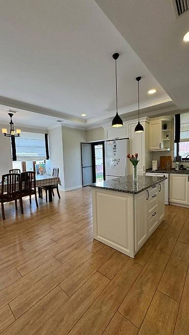 Продажа коттеджей и домов: Продается 2-х эт. дом + цокольный этаж Район Киргизия-1 Зем. участка - — 5