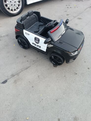 maşin uşaq: Qara rəngdə, polis dizaynlı uşaq elektrik avtomobili. İki oturacağı və
