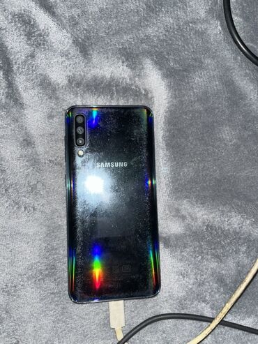 телефоны xiaomi redmi арзан: Samsung Galaxy A70, түсү - Кара