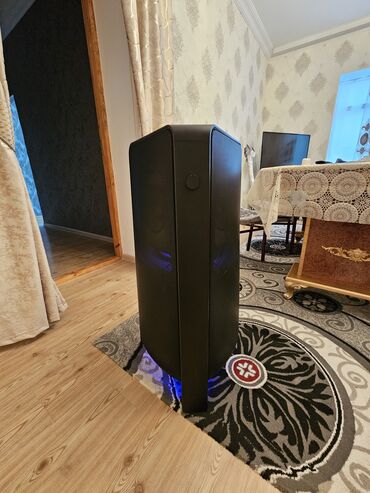 Musiqi mərkəzləri: Samsung partı spikeri (Bluetooth DJ audio sistemi) üstündə planşet — 9