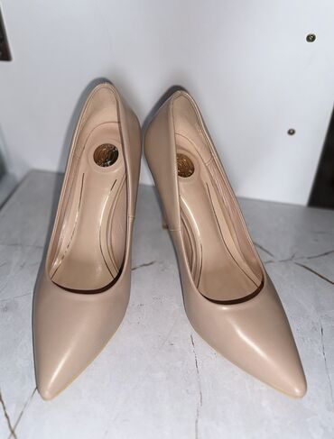 белые туфли: Продаю туфли на каблуках 👠 Размер: 38 (длина стельки 22–23 см) Каблук