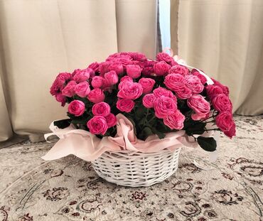светильник роза цена: Изысканный букет из миниатюрных розовых роз, представленный в плетеной