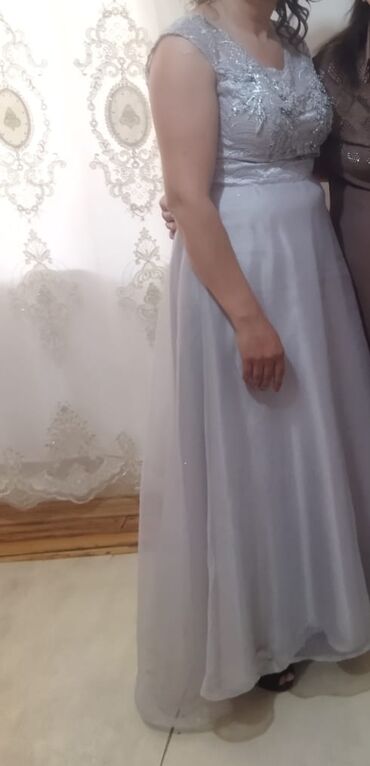 Alt paltarı: Bədənə oturan, qırmızı rəngdə, qısa qollu ziyafət donu. Yan tərəfində
