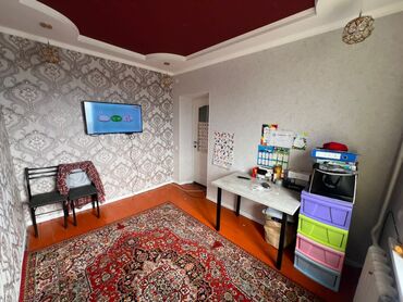 квартира токмок микрайон: Уютная квартира с косметическим ремонтом. В комнате на стенах обои с