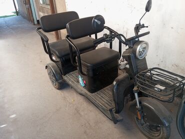 электрический трехколесный мотоцикл: Электрический трицикл "i2Bike" черного цвета, предназначенный для