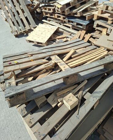 Palletlər, paddonlar: Müxtəlif ölçülü və vəziyyətdə olan taxta paletlər yığımı. Bu paletlər