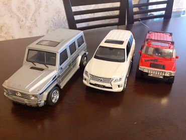 25 razmer: Galenwagen, Lexus, Jeep.
Ölçülər: 32; 30; 25 sm