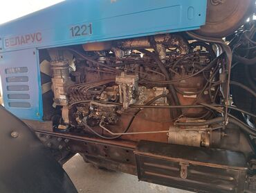 Traktorlar: Belarus 1221 traktor - Güclü 6 silindrli dizel mühərrik (yanlardan — 3