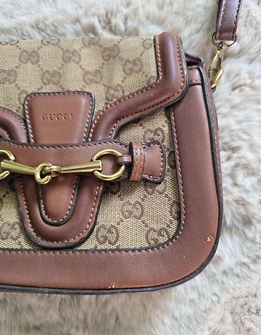 guci torba: Braon torba crossbody sa GG logom . Nosi se preko ramena, ima 2 tačke — 6