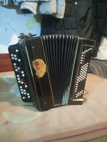 ремонт аккордеона цена: Продаю баян рабочий, одна клавиша западает, знающие смогут сделать