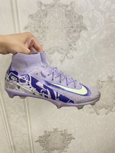 Бутсы: Продаю бутсы.
Nike Mercurial Superfly.
Хорошие удобные.Размер 42.5