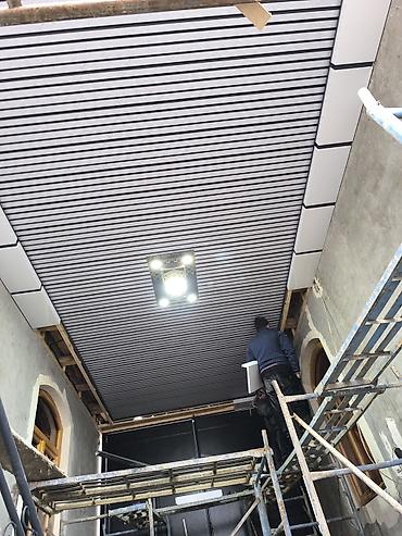 Потолочные работы: Реечный подвесной потолок для улицы/крыльца с декоративным карнизом и — 6