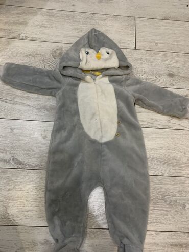 теплый костюм комбинезон: Детский комбинезон пингвин 
На 12месяцев 
Состояние хорошее