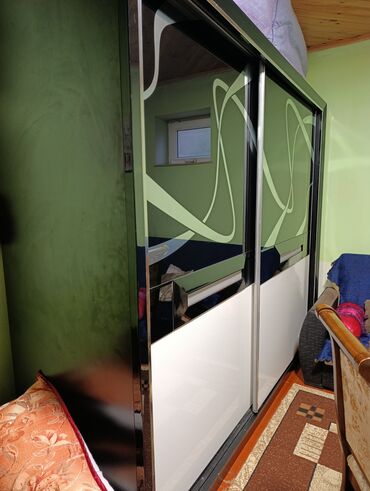 Qonaq otağı dəstləri: Mebel dəsti satılır Tərkibi: - Klassik vitrin-bufet: oyma dekorlu — 3