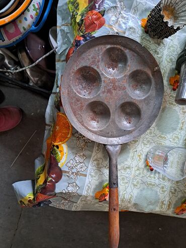 Сковородки: Антипригарные сковорода блестящая по 900 сомчерная уже продана. Яйца — 8