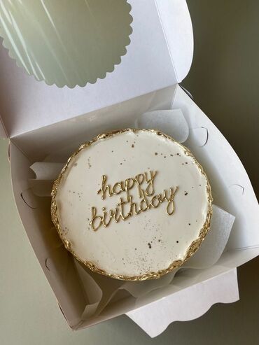 фонарь садовый: Bento торт с белой глазурью, украшенный надписью «happy birthday»