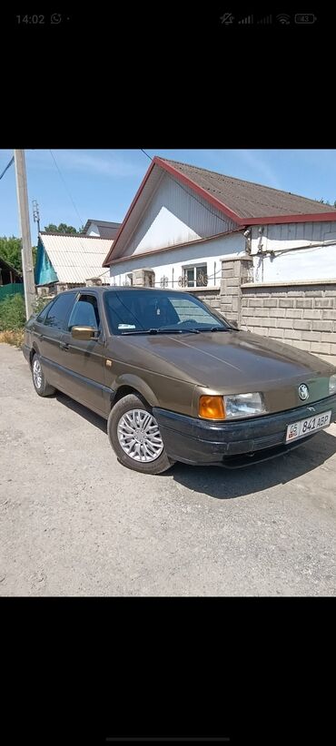 Volkswagen: Volkswagen Passat: 1988 г., 1.8 л, Механика, Бензин, Седан