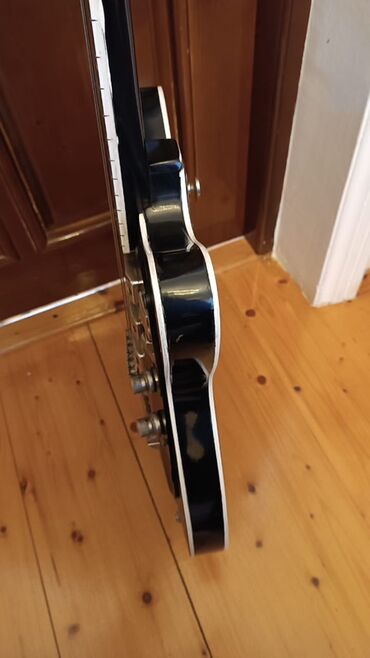 Elektro gitaralar: Tornado Xüsusiyyətlər: - Korpus: yarı-hollow (f delikləri ilə), qalın — 10