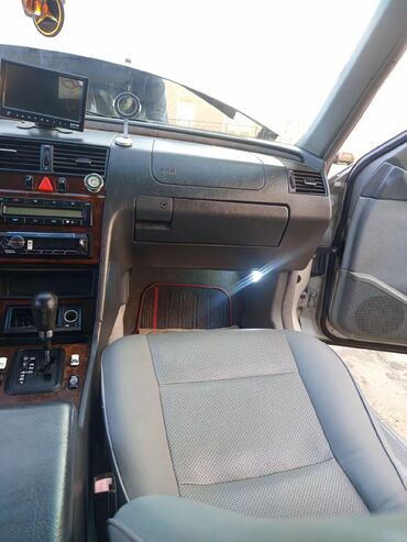 Mercedes-Benz: Mercedes-Benz 230: 2.3 l | 1997 il Sedan — 11