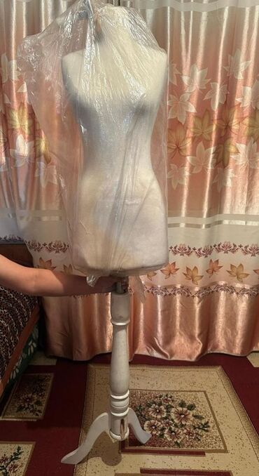 требуется модель для рекламы одежды: Портновский манекен на устойчивой деревянной подставке. - Женский