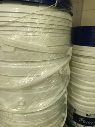 жидкость для мытья посуды: 10 литровые вёдра пластмассовые чистые мытые с крышкой 
в наличии 50шт