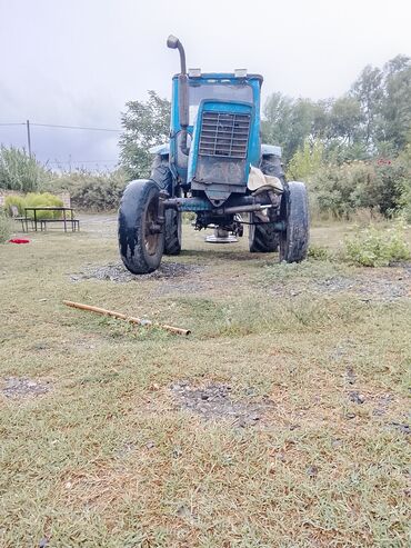 Süd sağan aparatlar: Mavi rəngli tək kabinəli kənd təsərrüfatı traktoru Xüsusiyyətlər: -