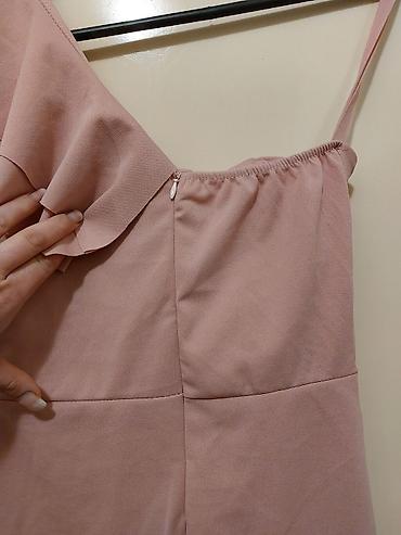formq ideale: Elegantna asimetrična haljina u puder‑roze boji. - Kroj: uska silueta — 3