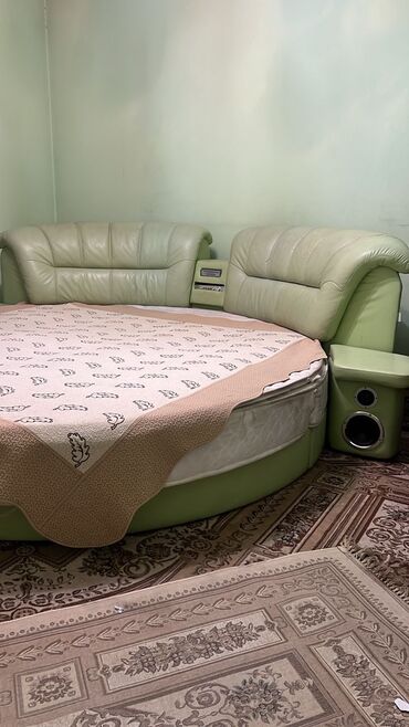 Двуспальные кровати: Продаю большую круглую кровать 
Просторная очень удобная
