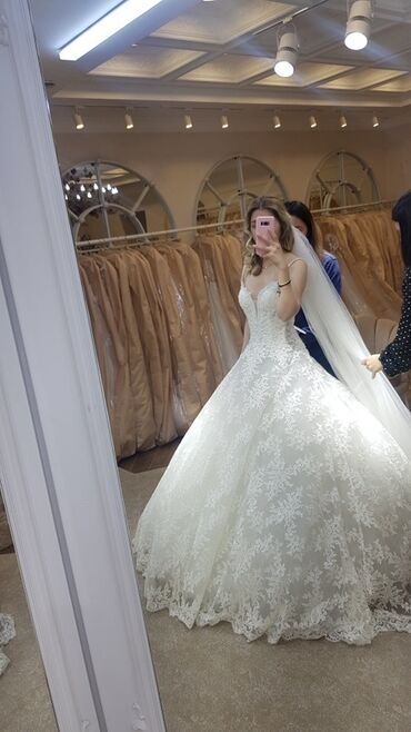 Свадебные платья: Свадебное платье, La Sposa, XS (EU 34), Прованс стиль, V-образный вырез декольте, Со шлейфом, А-силуэт, Италия, Кружево, Стразы, Б/у