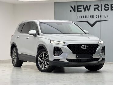 хундай 2017: Серебристый кроссовер Hyundai Santa Fe с просторным салоном