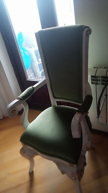 Klassik üslubda, ağ rəngli oyma detallı taxta karkaslı kreslo. -