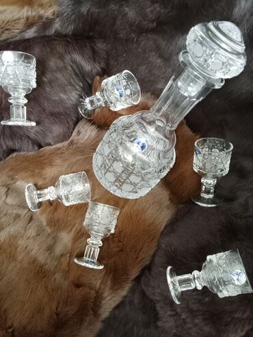 Digər dəstlər və servizlər: Büllur içki dəsti - Tərkibi: 1 ədəd qapaqlı qrafin + 6 ədəd balaca — 6