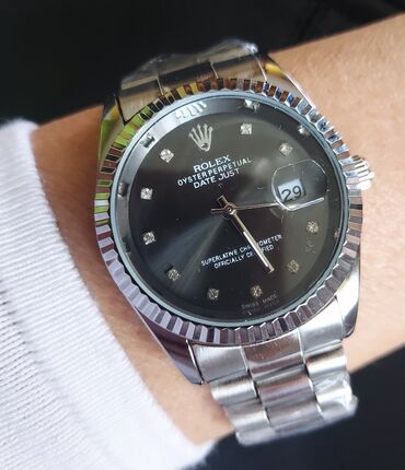 ženski mantili: Ženski sat Rolex sa datumom u funkciji. Brojčanik je prečnika 37 mm, u