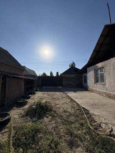 дом в чок тале: Продаётся земельный участок с домом и дворовыми постройками. В
