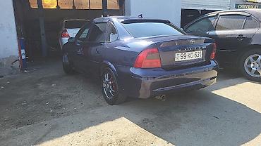 Opel: Opel Vectra B sedan - Kuzov: 4 qapılı sedan, tünd göy rəng - Mühərrik — 3