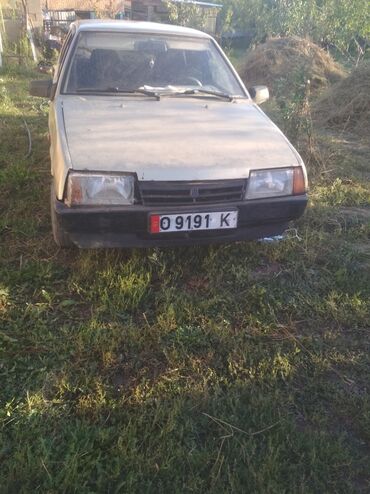 купить багажник на крышу авто в бишкеке: Седан ВАЗ-21099, представленный в светлом оттенке, имеет характерный