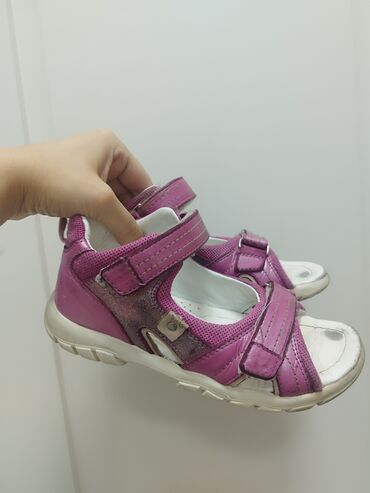 закрытые сандалии: Продаю сандалии детские, размер 33 ( подойдут на 32), в нормальном