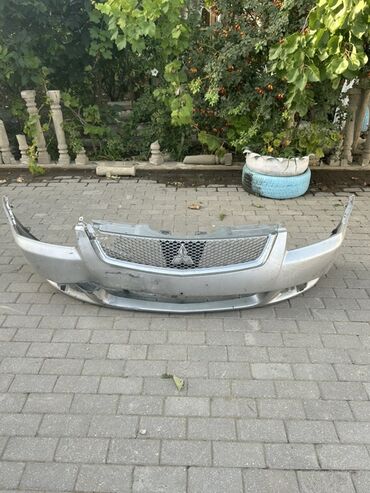 Bamperlər, buferlər: Bu, gümüşü rəngdə olan, ön hissəsində radiator barmaqlığı və