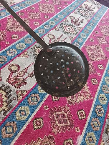 Qədim mis kəfkir və melxior çömçə satılır.Mis kəfkir təqribi 19 əsrin