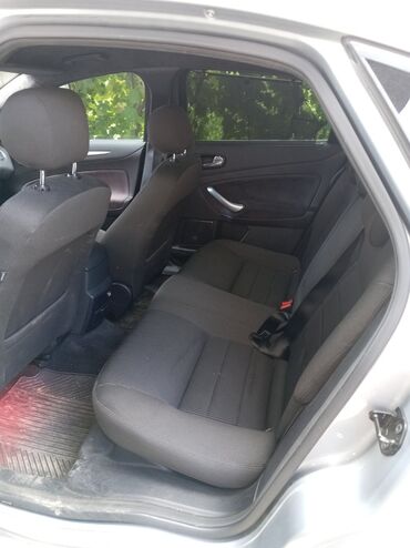 Ford: Ford Mondeo – dizel TDCi, sivi metalik. Karoserija: liftback sa 5 — 7