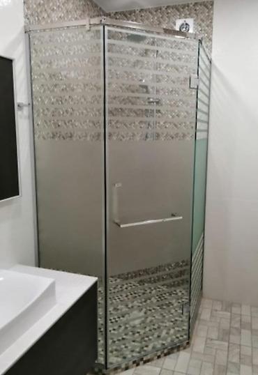 Душевые перегородки и ограждения: Душевые ограждения и перегородки из закалённого стекла на заказ. - — 21