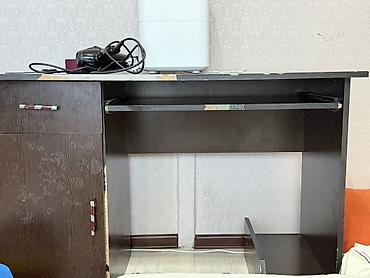 study table: Даром Компьютерный стол в тёмно-коричневом цвете с компактной и — 1