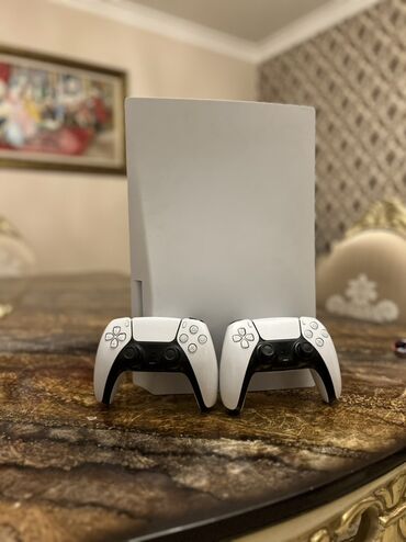 Sony PlayStation 5 konsolu və iki ədəd DualSense kontrolleri ilə