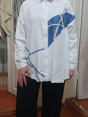 koynekler: Ağ rəngli oversize qadın köynəyi – orijinal denim detallarla - Model