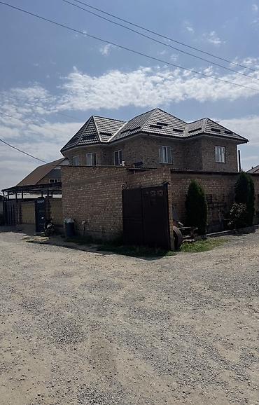 домик контенер: Продаётся двухэтажный кирпичный дом с ограждённым двором. Участок 4 — 2