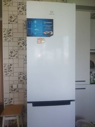 Холодильники: Холодильник Indesit, Б/у, Трехкамерный, Total no frost, 60 * 200 * 45