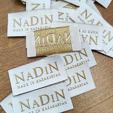 Другие услуги пошива одежды: Жаккардовые этикетки, и основа и логотип вышиваются нитями, главное — 2